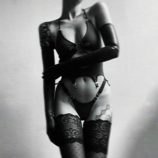 Бюстгальтер Mania из эластичного хлопкового джерси с вырезом по центру, завязками, эластичной отделкой пико, регулируемыми бретелями и серебристой фурнитурой.