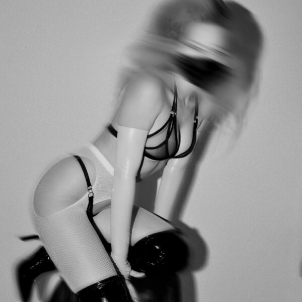 Lingerie en tulle noir à double couche, noué derrière la nuque par un élastique spaghetti. Anneaux métalliques argentés pour une touche espiègle et élégante.