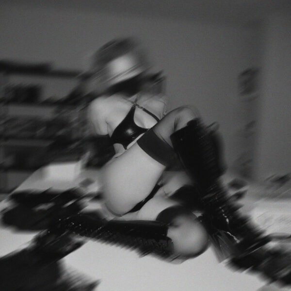 Lingerie réversible en tissu extensible doux, avec découpe cœur graphique et anneau métallique argenté central. Élastique picot et bretelles ajustables pour un confort optimal.