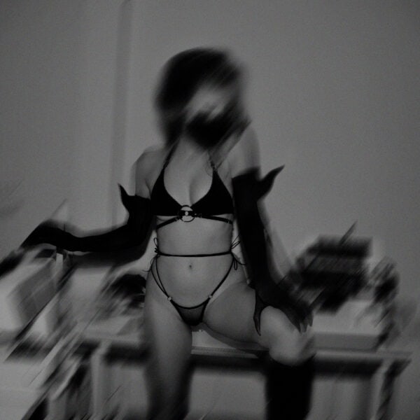 Soutien-gorge souple Elektra LETHE Intimates – Lingerie polyvalente en matières douces et extensibles, avec élastique picot et bretelles réglables. Détail métallique argenté central pour une touche élégante et fétichiste.