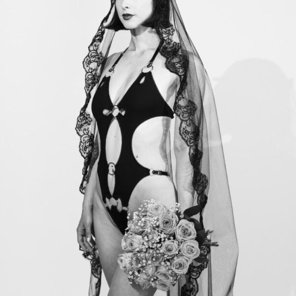 Erotische Dessous aus weichem Jersey und schwarzem Samt, gewagtes Design mit grafischen Ausschnitten und Metallringen. Verstellbare Träger für einen bequemen und sinnlichen Halt.