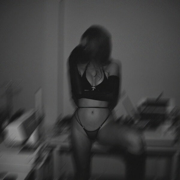 Универсальное нижнее белье из мягкой, эластичной ткани с пико и регулируемыми бретелями. Центральная серебристая металлическая деталь придает элегантность и фетишизм.