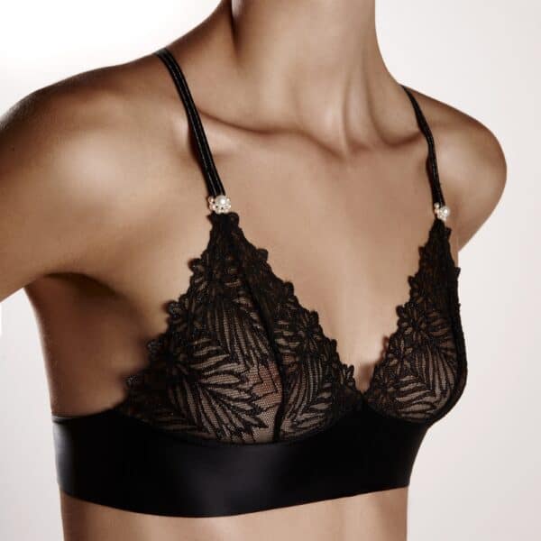 Soutien-gorge BRACLI Destinos en dentelle noire avec lurex, soie française, bretelles réglables et amovibles avec boutons en nacre, finition perles et appliqués argentés, lingerie artisanale Made in Spain.