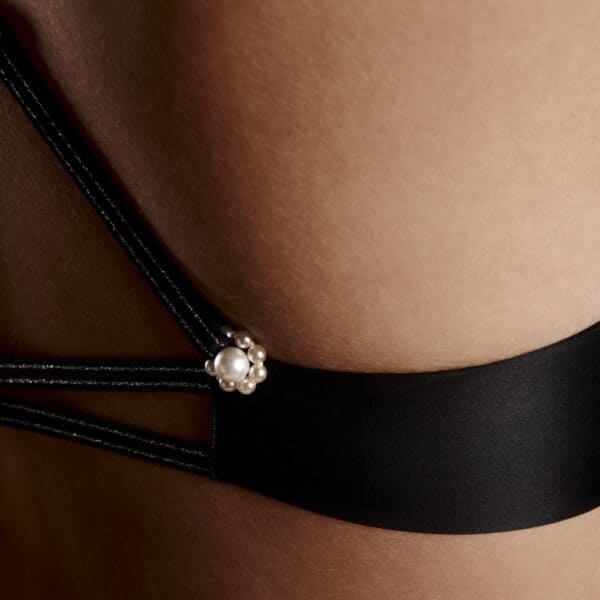 Soutien-gorge BRACLI Destinos en dentelle noire avec lurex, soie française, bretelles réglables et amovibles avec boutons en nacre, finition perles et appliqués argentés, lingerie artisanale Made in Spain.