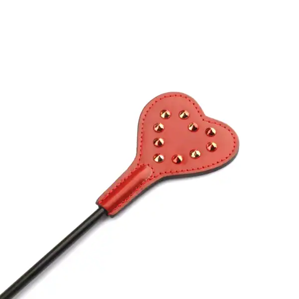 Cravache courte en cuir rouge avec tête en cœur et rivets métalliques rouges – Liebe Seele