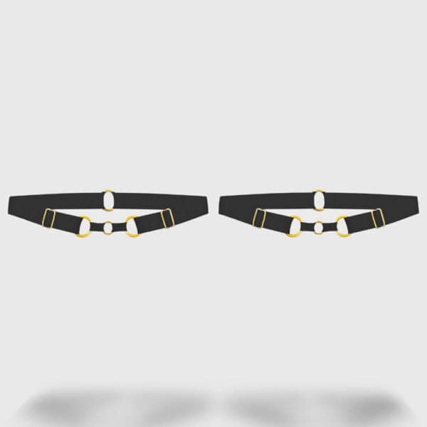 Вид спереди на две черные подвязки QRUCIFIX, разложенные на светлом фоне, с золотыми кольцами, регулируемыми застежками и симметричным дизайном. Высококлассные аксессуары для нижнего белья для изысканного образа.