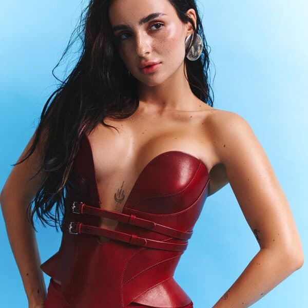 Rotes Lederkorsett Daelos von RE:STRICT, geschnitztes Korsett mit Metallbeschlägen, Bondage-Stil, handgefertigte Handarbeit.