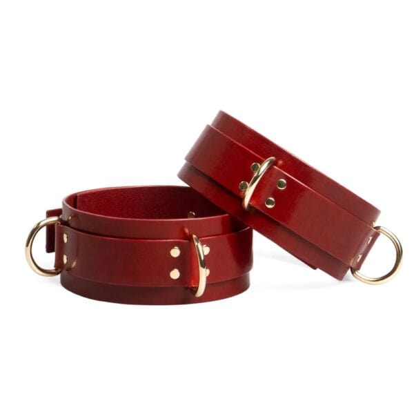 Magnus Oberschenkelzwang aus rotem, vollnarbigem Leder, handgefertigte Bondage-Kreation von RE:STRICT.