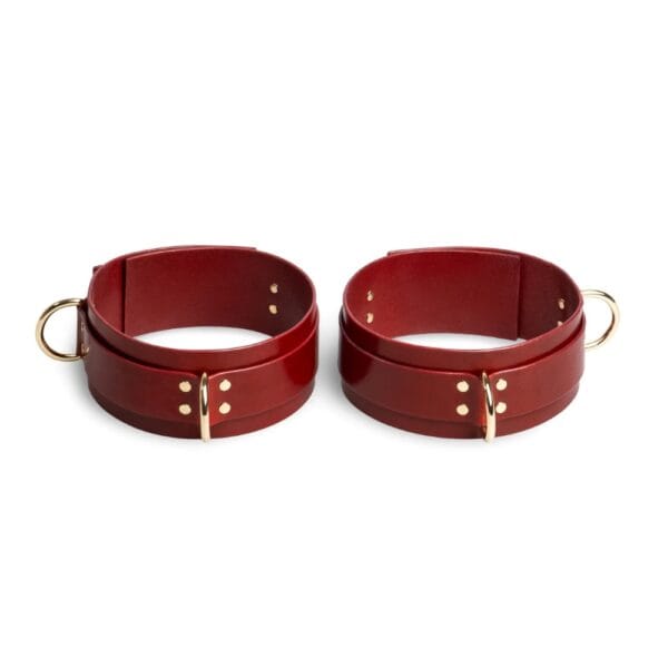 Magnus Oberschenkelzwang aus rotem, vollnarbigem Leder, handgefertigte Bondage-Kreation von RE:STRICT.