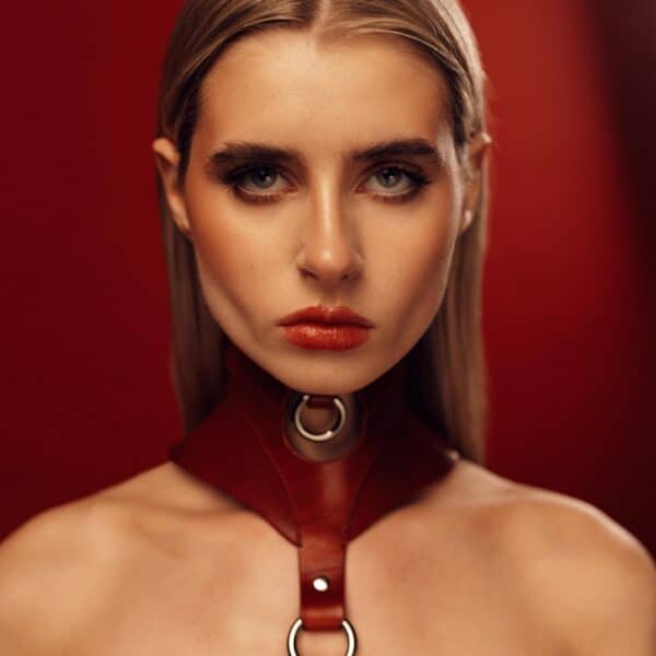 Halskette aus rotem Leder mit goldenen Ringen, handgefertigte Bondage-Kreation, signiert RE:STRICT